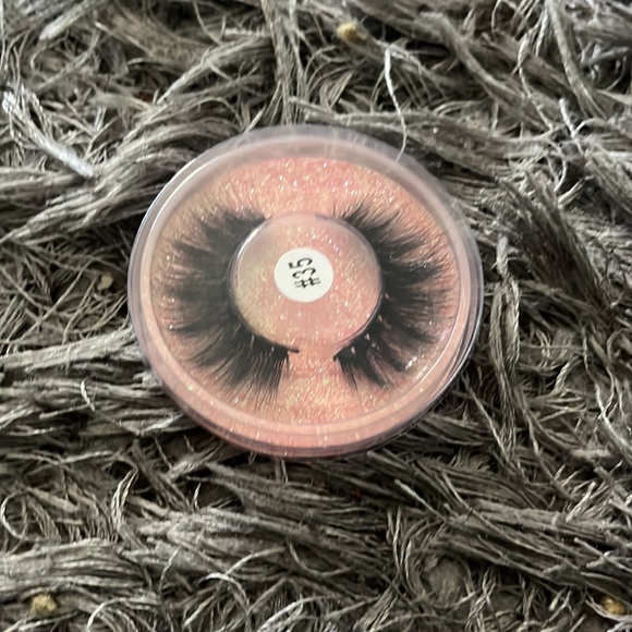 Lashes - Picture 2 of 10